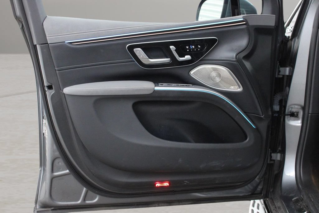 Used 2023 Mercedes-Benz EQS 580 4MATIC SUV w/ Exclusive Trim Package image 16