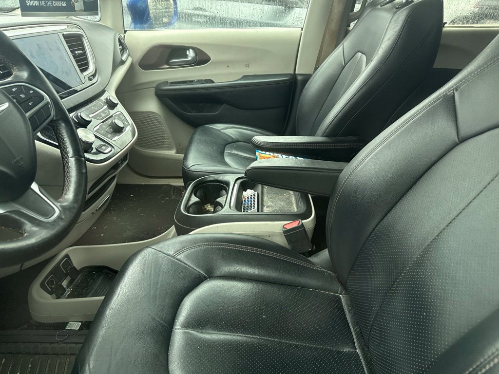Used 2019 Chrysler Pacifica Touring-L w/ Tire & Wheel Group FWD image 13