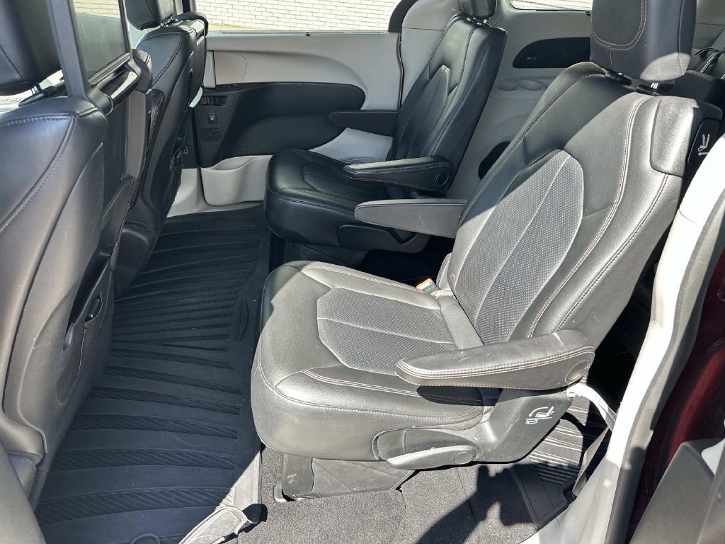 Used 2018 Chrysler Pacifica Touring-L Plus FWD image 14