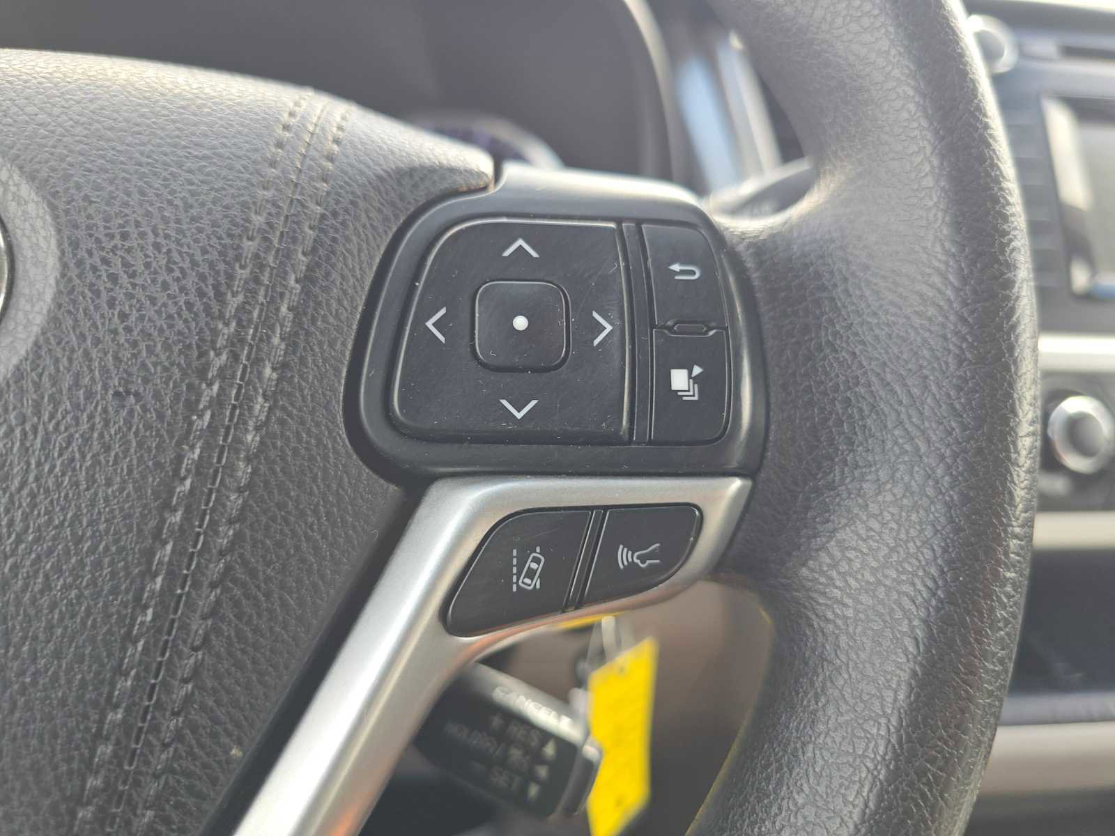 Used 2017 Toyota Highlander LE FWD image 29