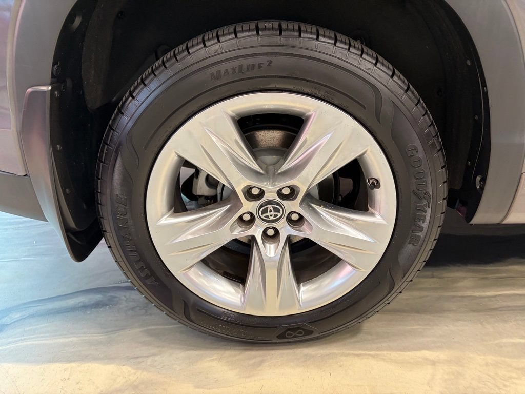 Used 2017 Toyota Highlander Limited AWD/4WD image 30