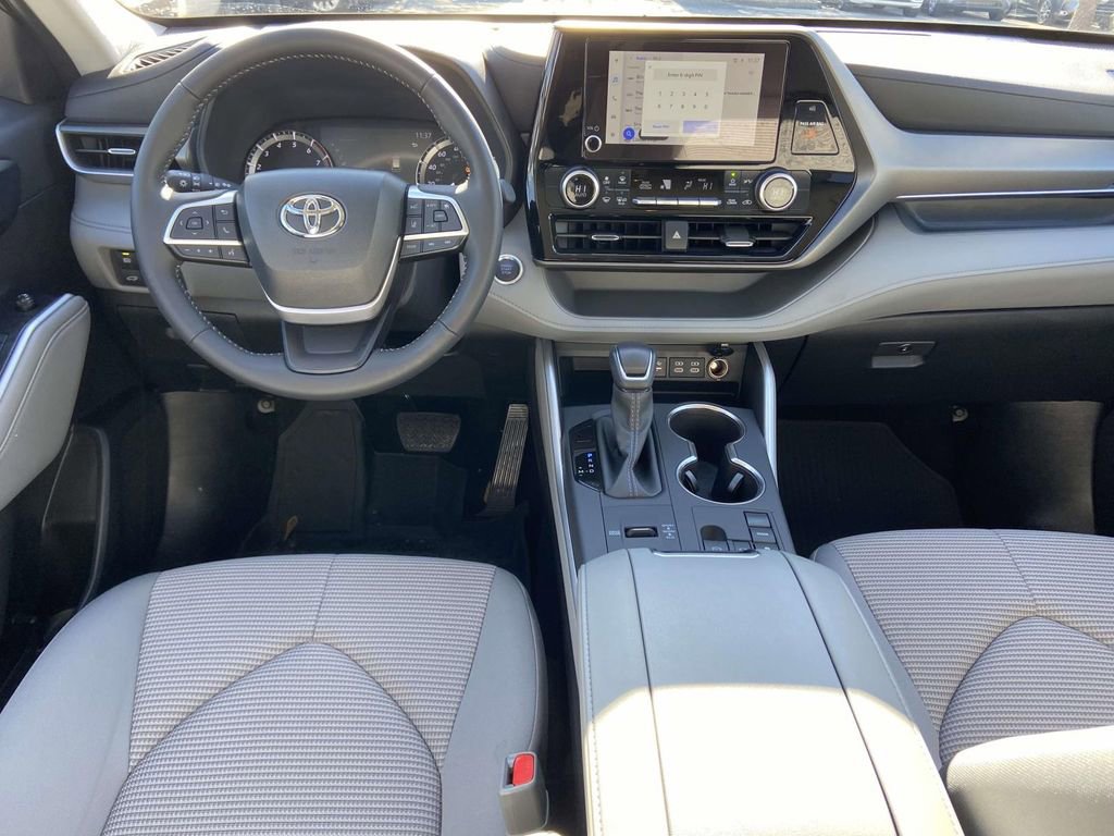 Used 2025 Toyota Highlander LE image 13