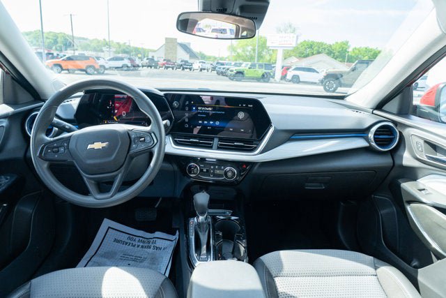 Used 2025 Chevrolet Trax LT FWD image 28