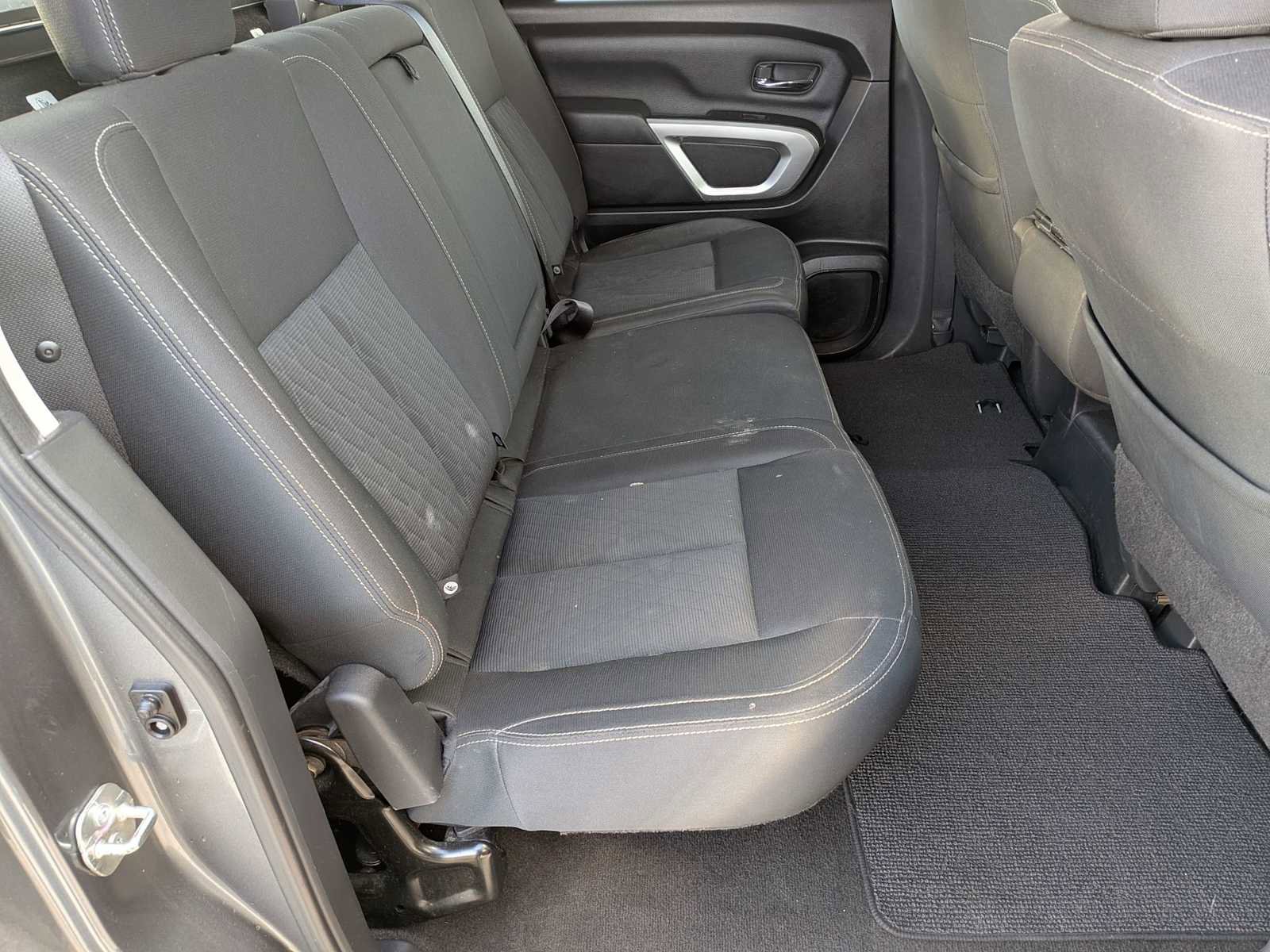 Used 2018 Nissan Titan SV image 18