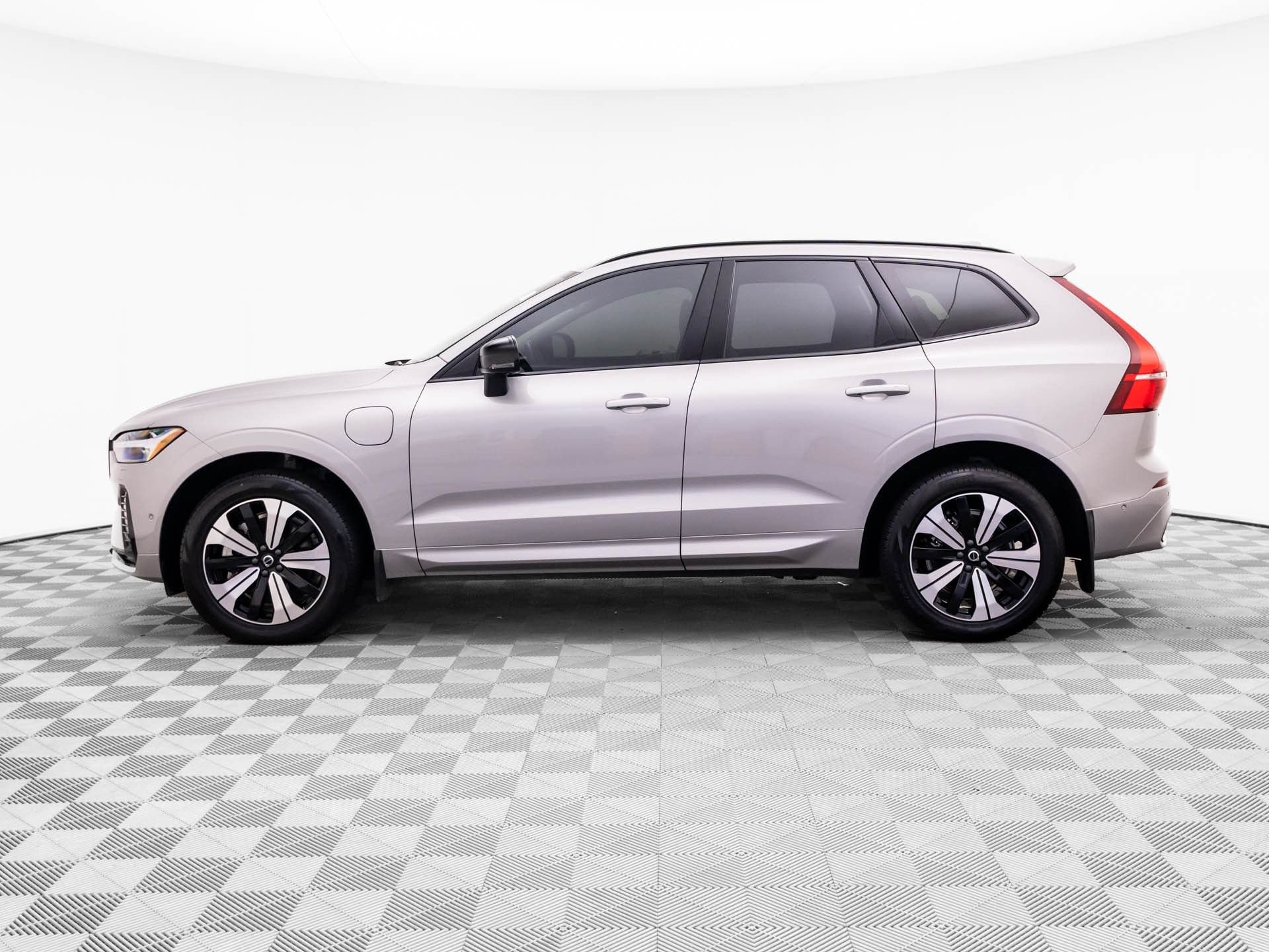 Used 2025 Volvo XC60 T8 Plus w/ Climate Package AWD/4WD image 2