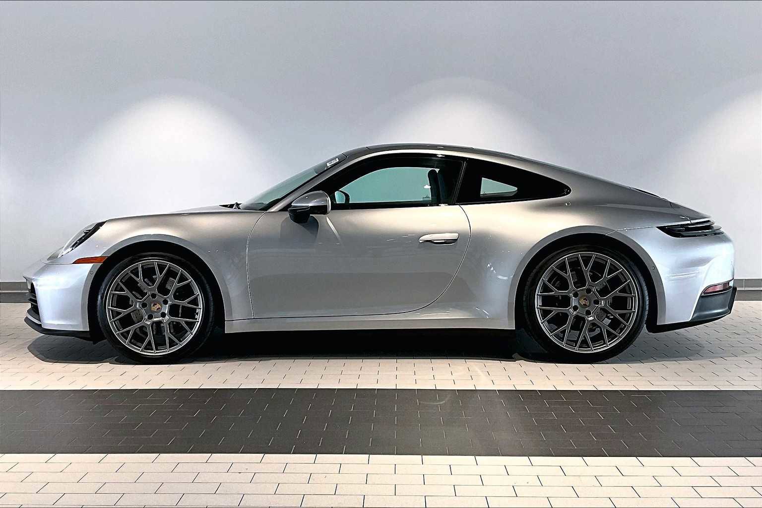 Used 2025 Porsche 911 Carrera image 2