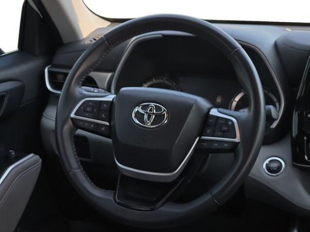 Used 2023 Toyota Highlander XLE FWD image 11