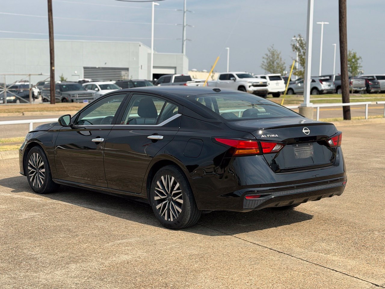 Used 2025 Nissan Altima 2.5 SV FWD image 4
