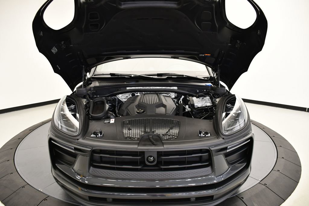 Certified 2025 Porsche Macan image 13