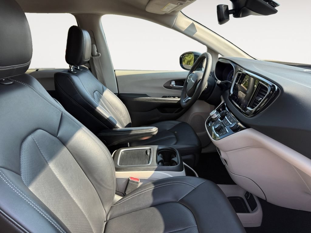 Used 2024 Chrysler Pacifica Touring-L FWD image 15
