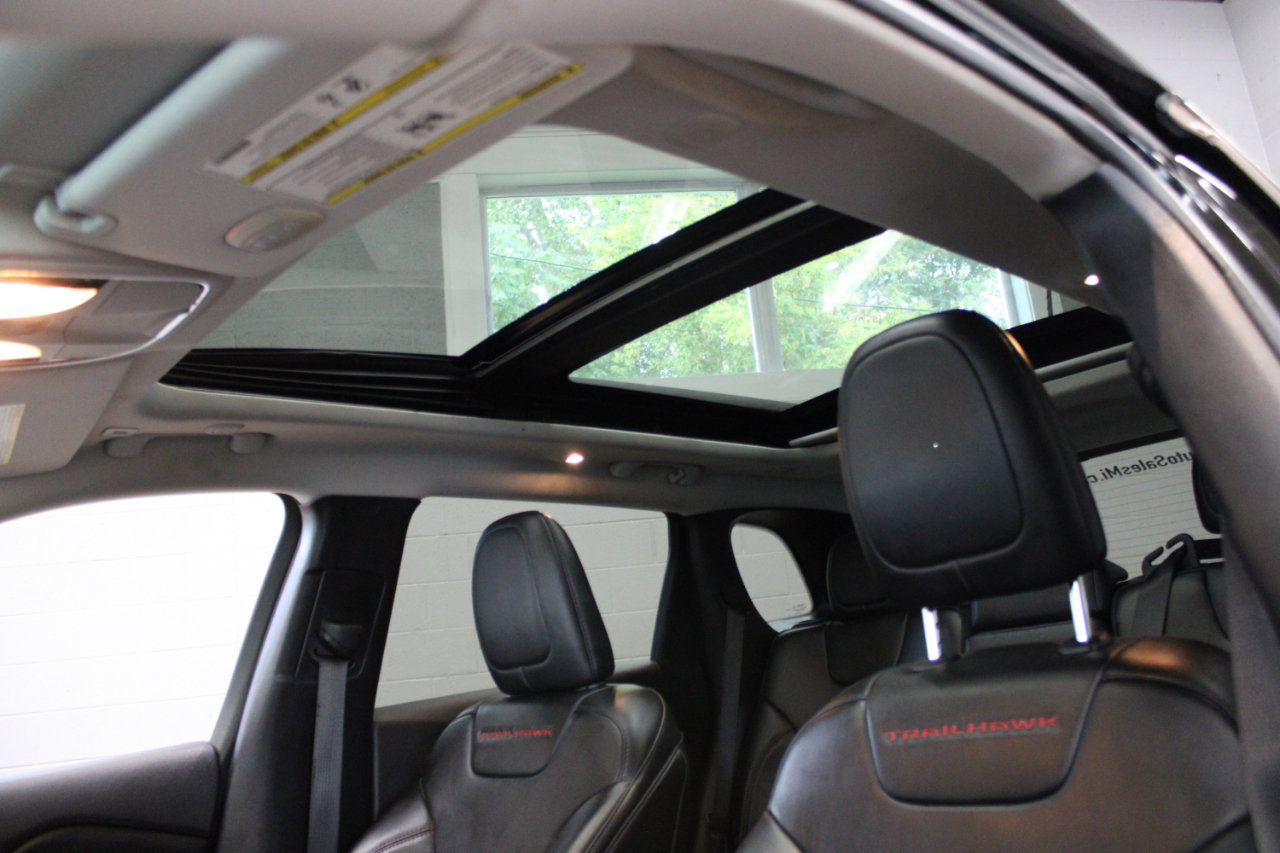 Used 2019 Jeep Cherokee Trailhawk w/ Comfort & Convenience Group image 12