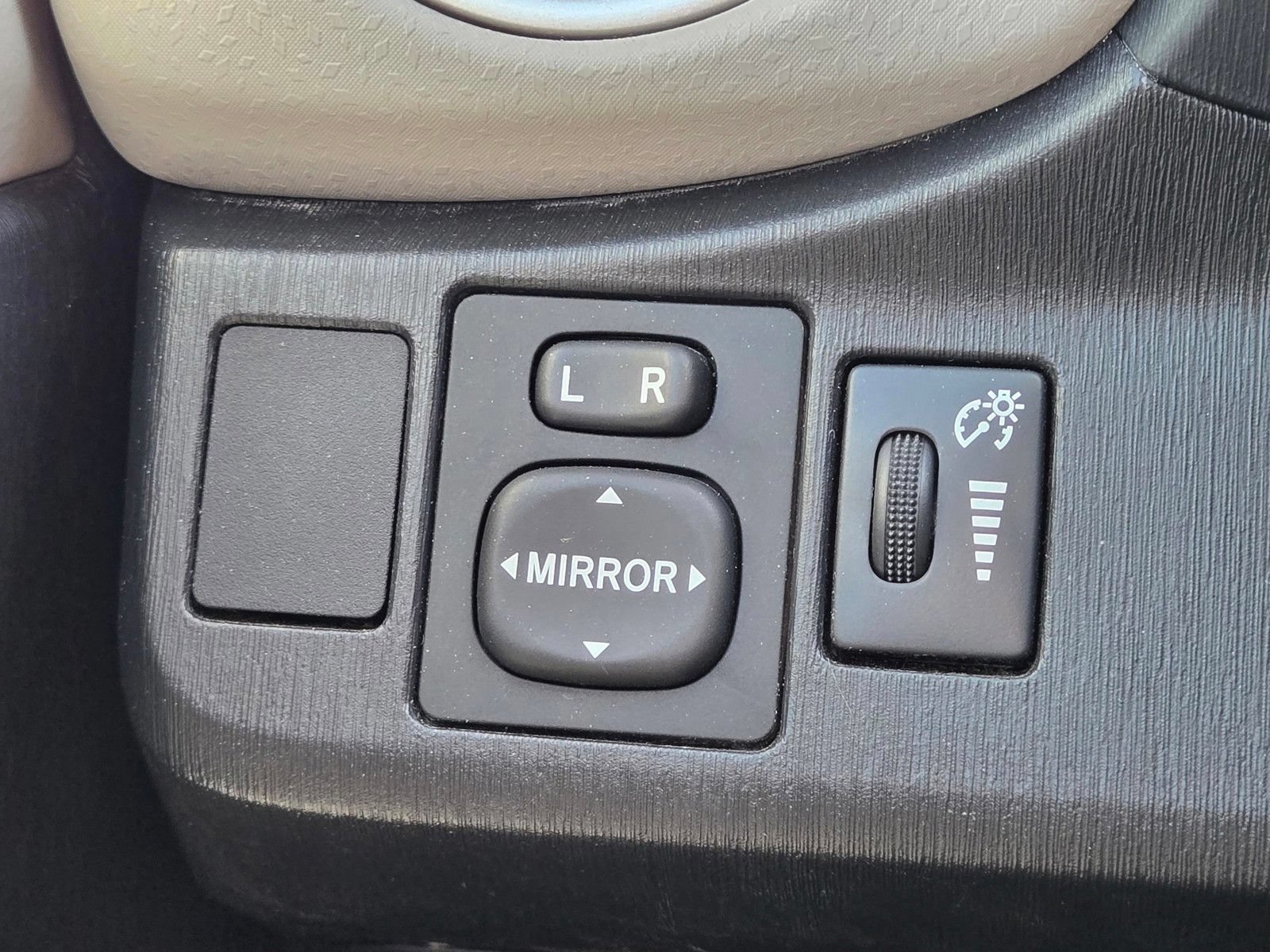 Used 2014 Toyota Yaris LE FWD image 27