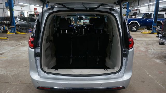 Used 2024 Chrysler Pacifica Touring-L image 45