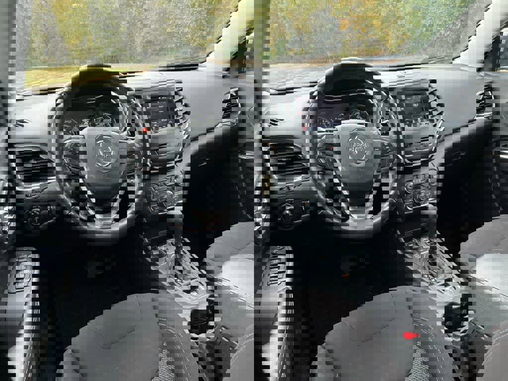 Used 2019 Jeep Cherokee Latitude w/ Cold Weather Group image 17