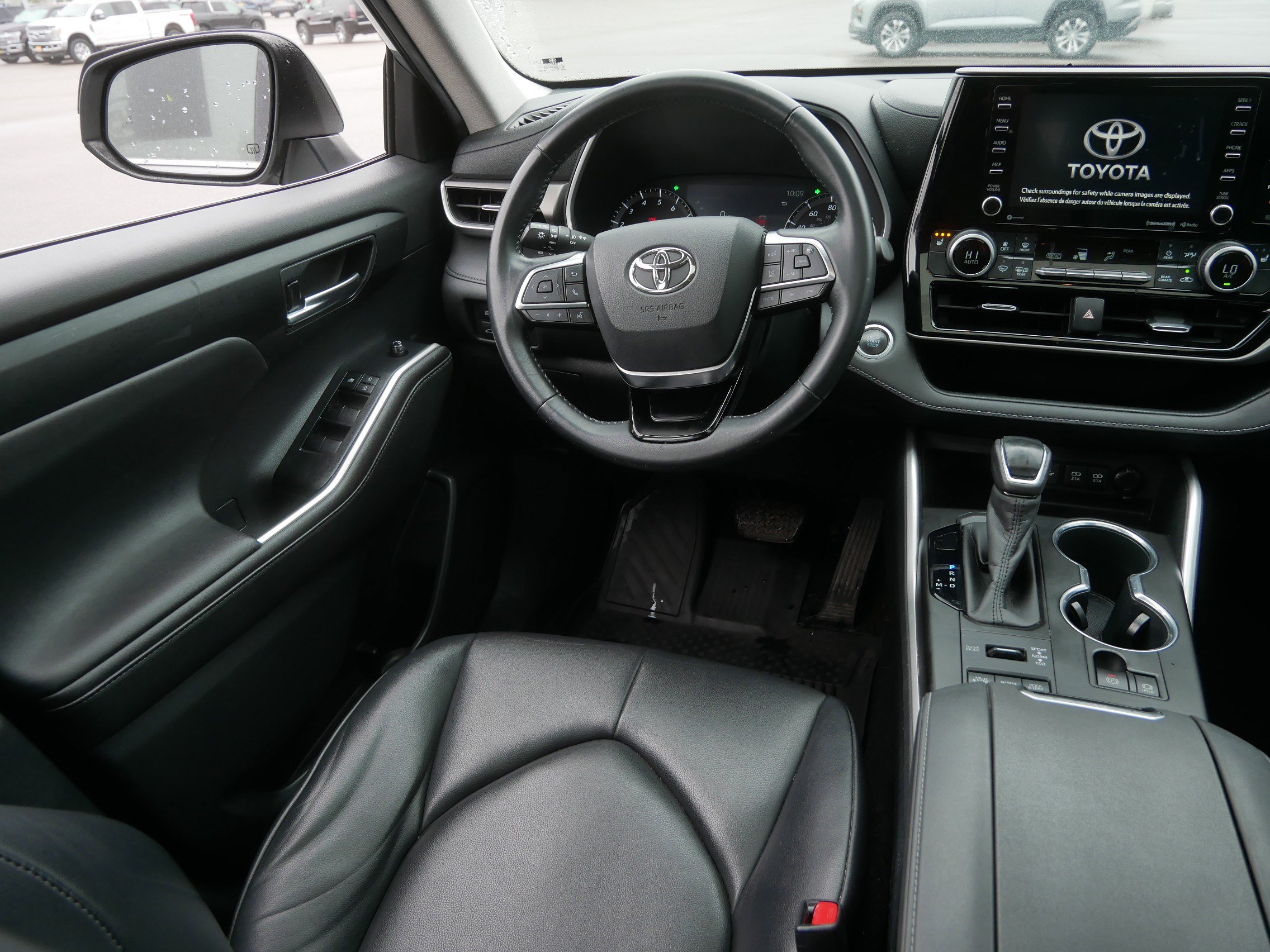 Used 2020 Toyota Highlander XLE AWD/4WD image 9
