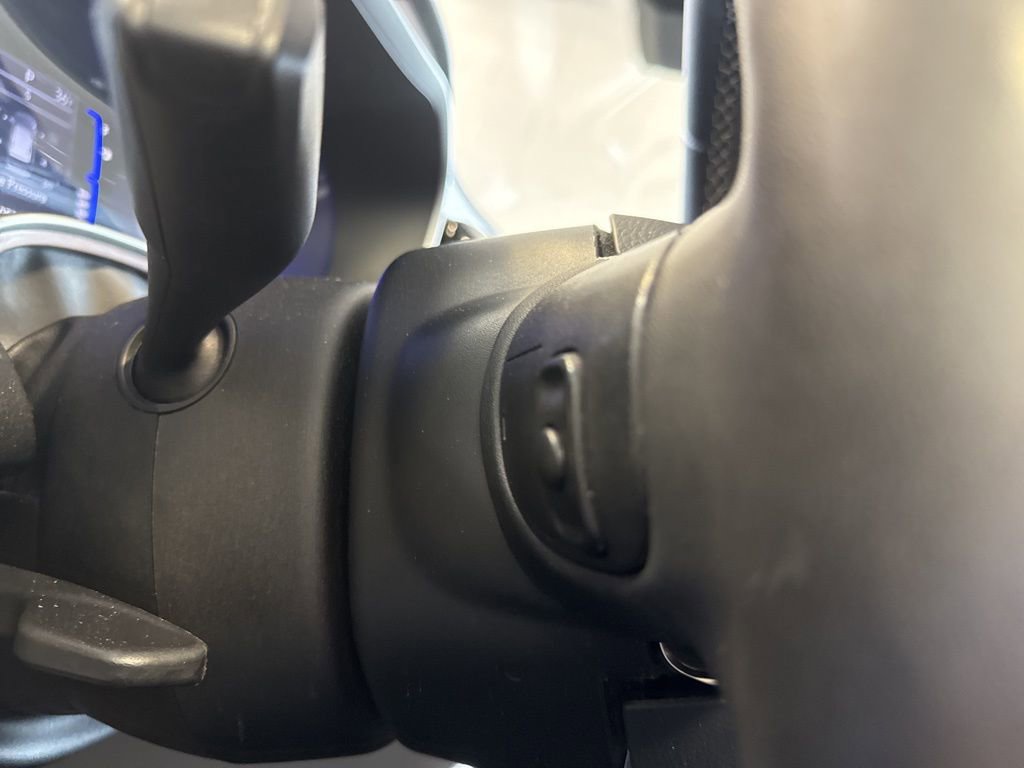 Used 2023 Chrysler Voyager LX image 14