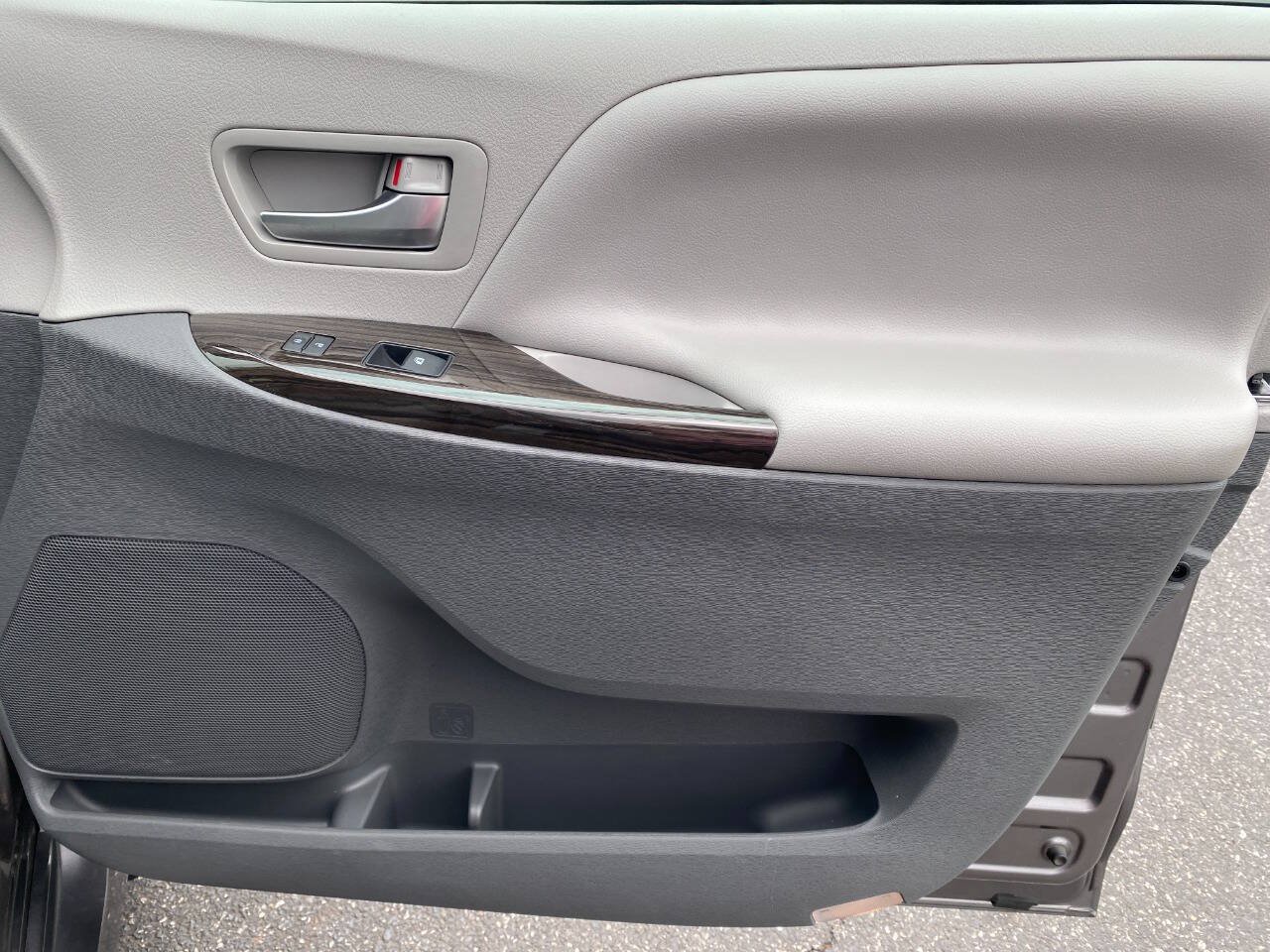 Used 2020 Toyota Sienna XLE FWD image 32