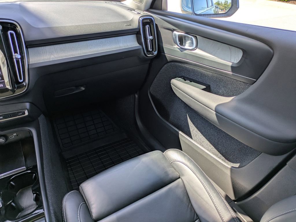 Certified 2023 Volvo XC40 B5 Plus w/ Driver Assist Package AWD/4WD image 17