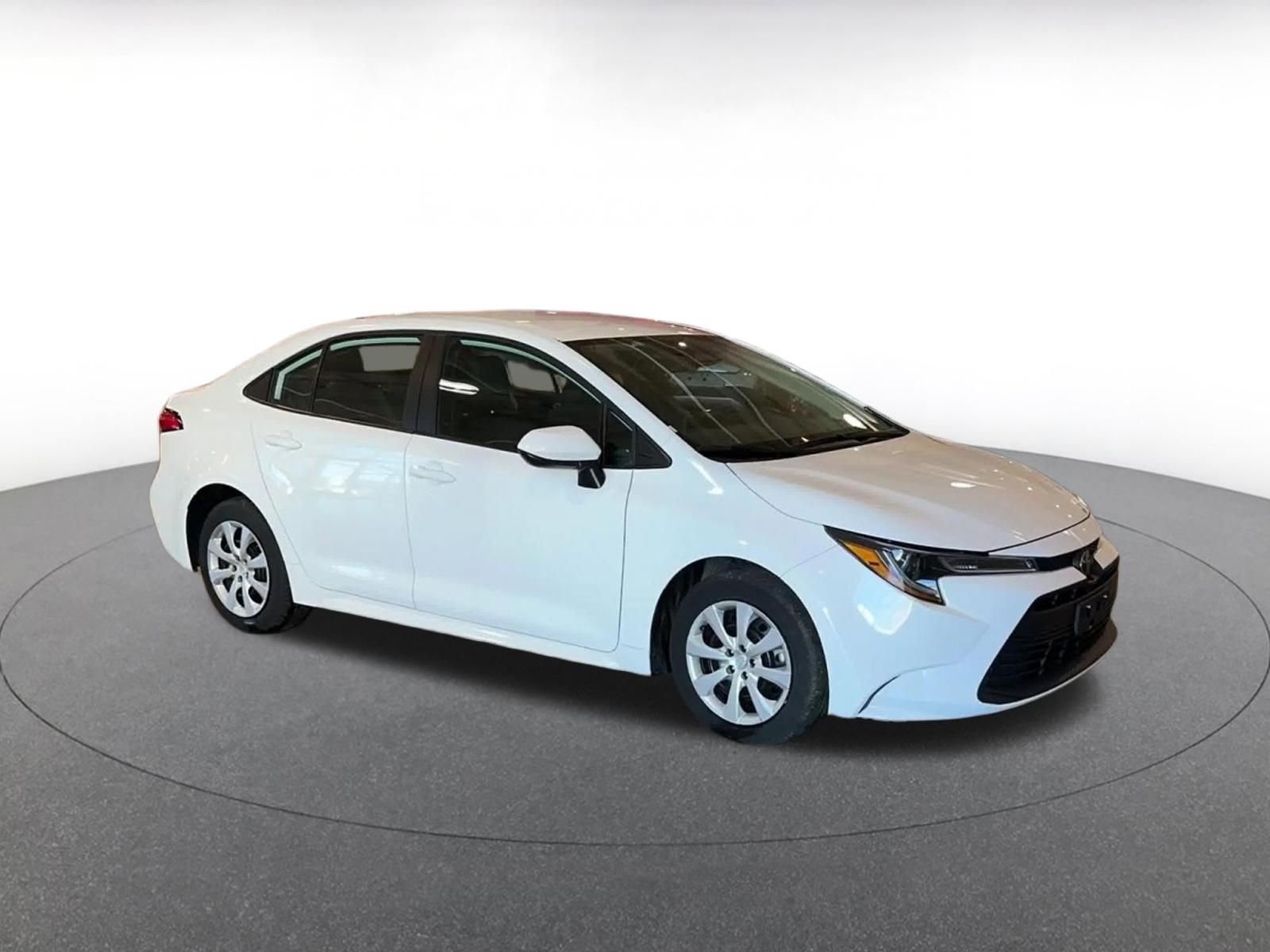 Used 2025 Toyota Corolla LE image 2