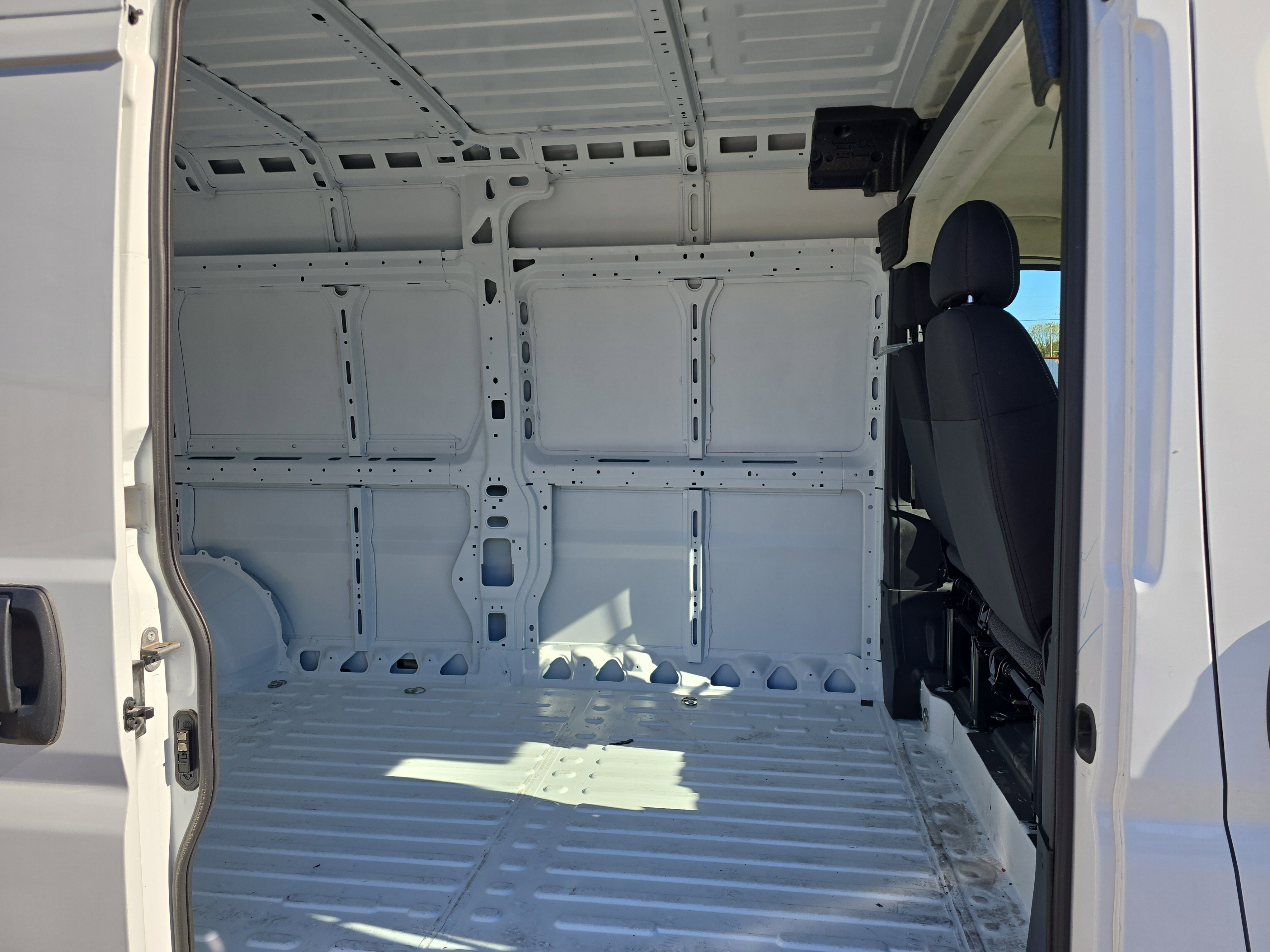 Used 2025 RAM ProMaster 2500 w/ Storage Group image 8