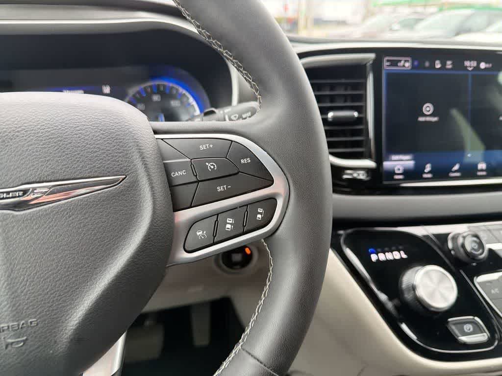 Used 2024 Chrysler Pacifica Touring-L FWD image 29