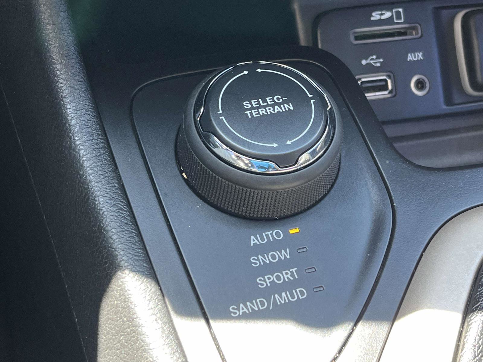 Used 2014 Jeep Cherokee Latitude w/ Comfort/Convenience Group image 26