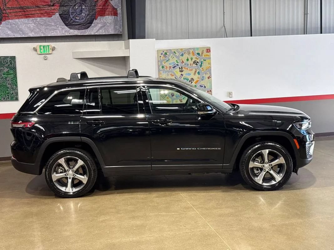 Used 2023 Jeep Grand Cherokee 4WD 4xe image 3