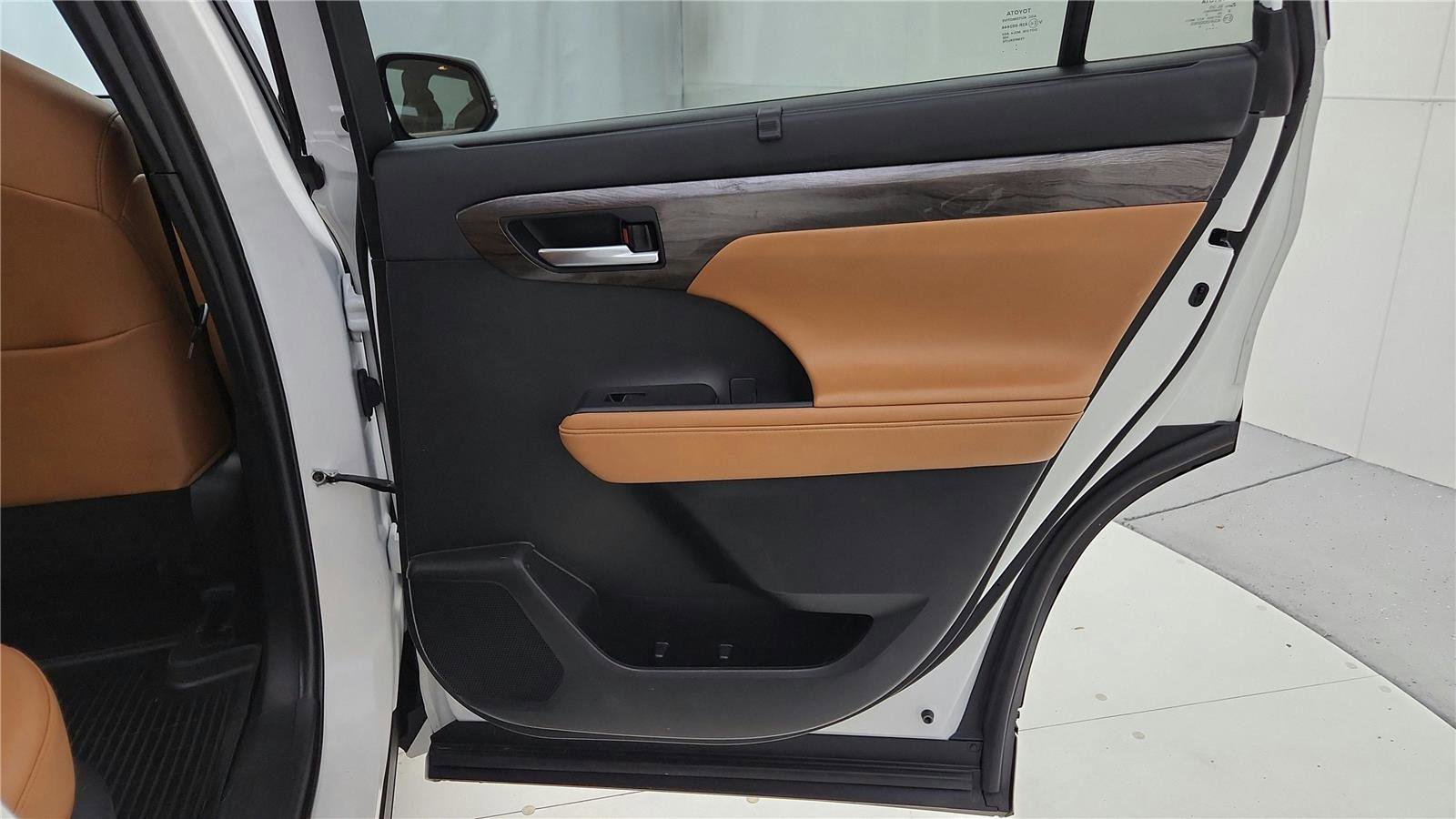 Used 2023 Toyota Highlander Platinum image 31