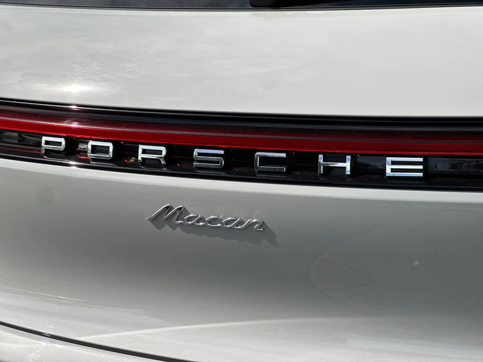 Certified 2025 Porsche Macan AWD/4WD image 31