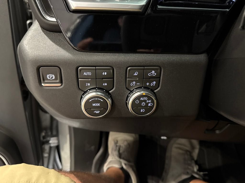 New 2026 GMC Sierra 3500 SLT w/ SLT Premium Package AWD/4WD image 32
