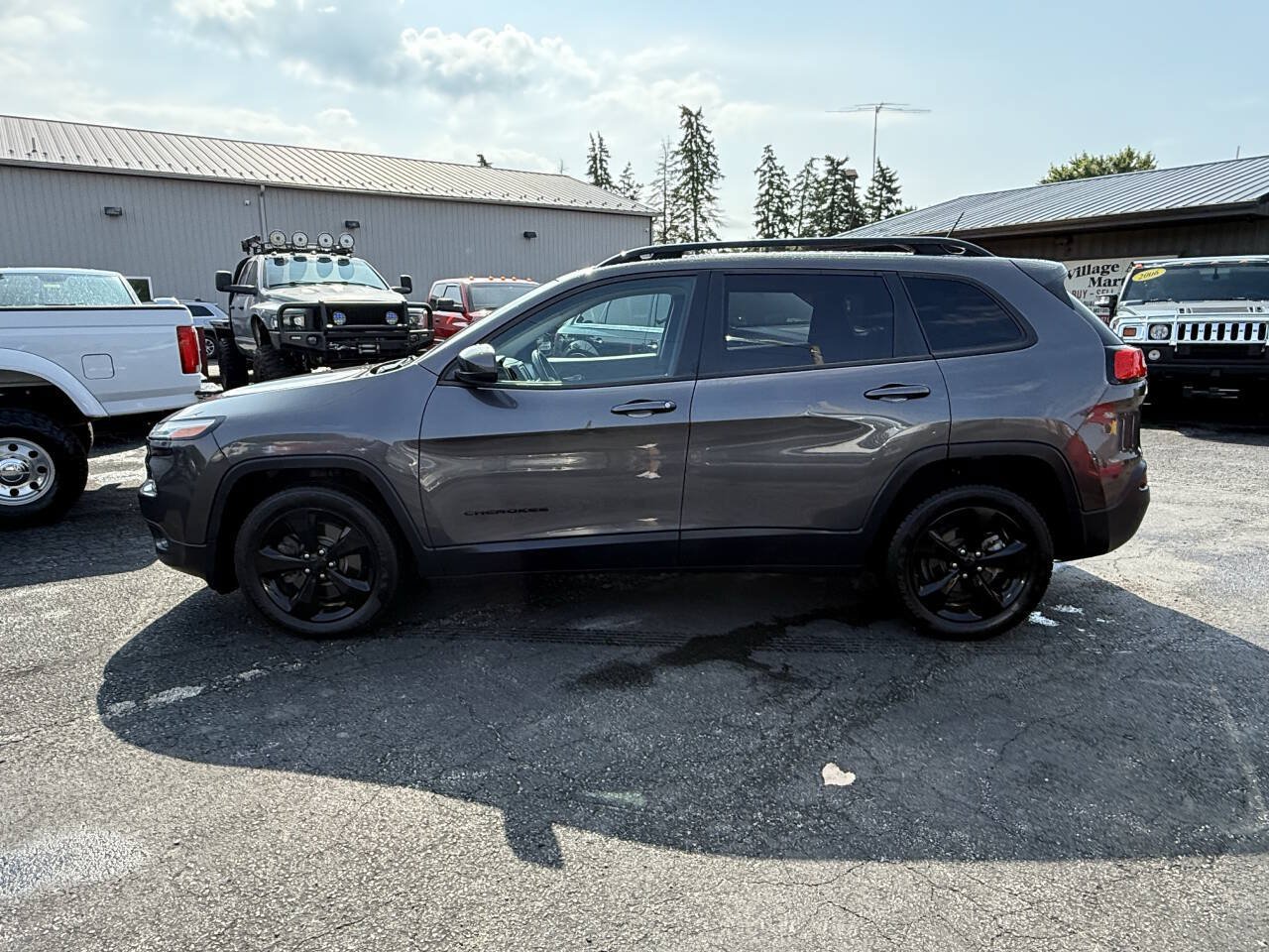 Used 2018 Jeep Cherokee Latitude w/ Altitude Package FWD image 2
