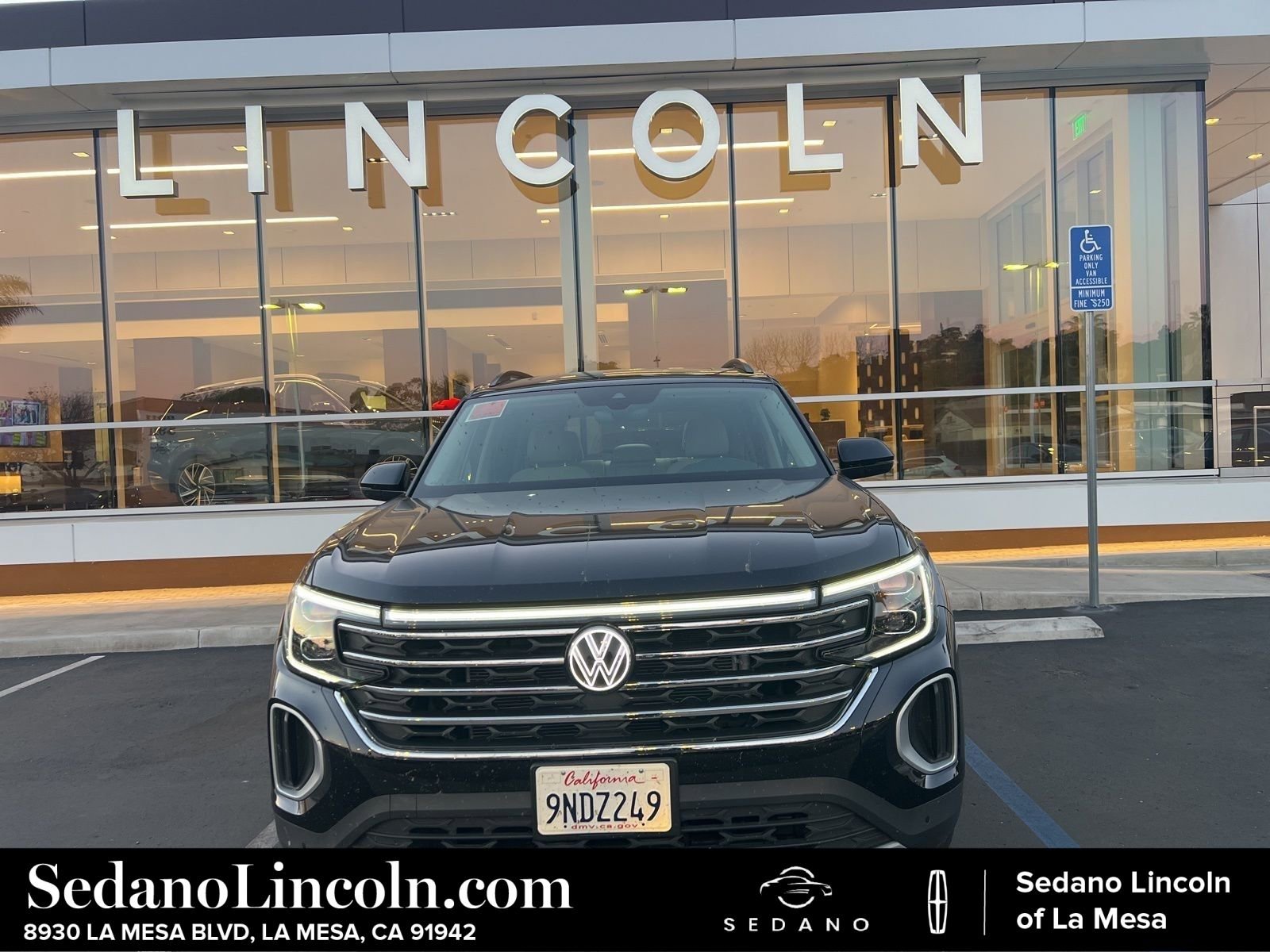 Used 2024 Volkswagen Atlas SE w/ Panoramic Sunroof Package image 1