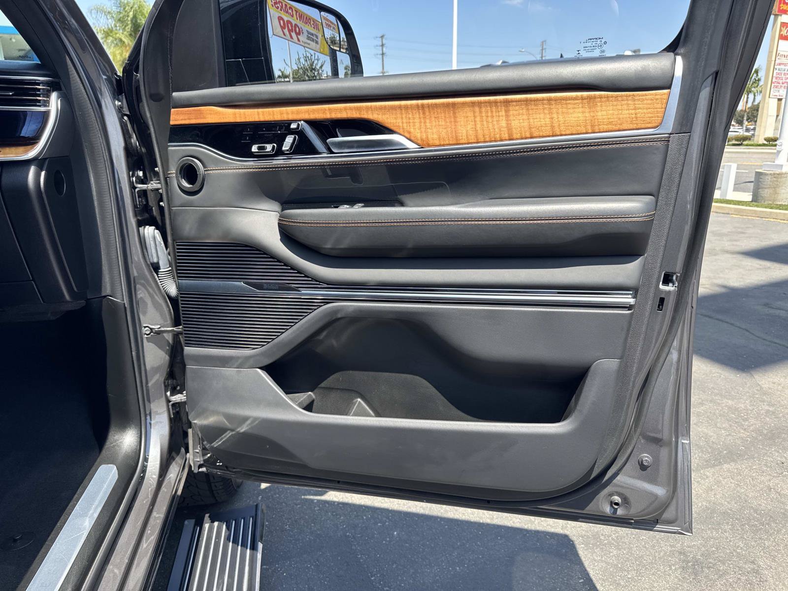Used 2023 Jeep Grand Wagoneer Series III AWD/4WD image 30