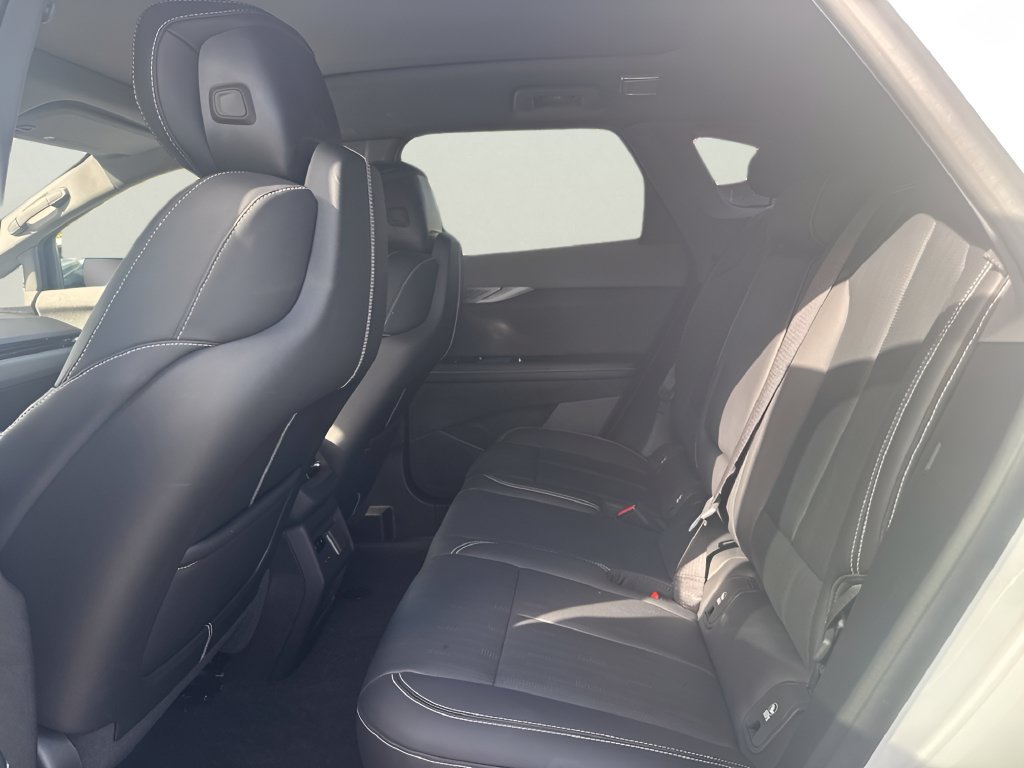 Used 2025 Cadillac Optiq Luxury 2 w/ LPO, Floor Liner Package AWD/4WD image 17
