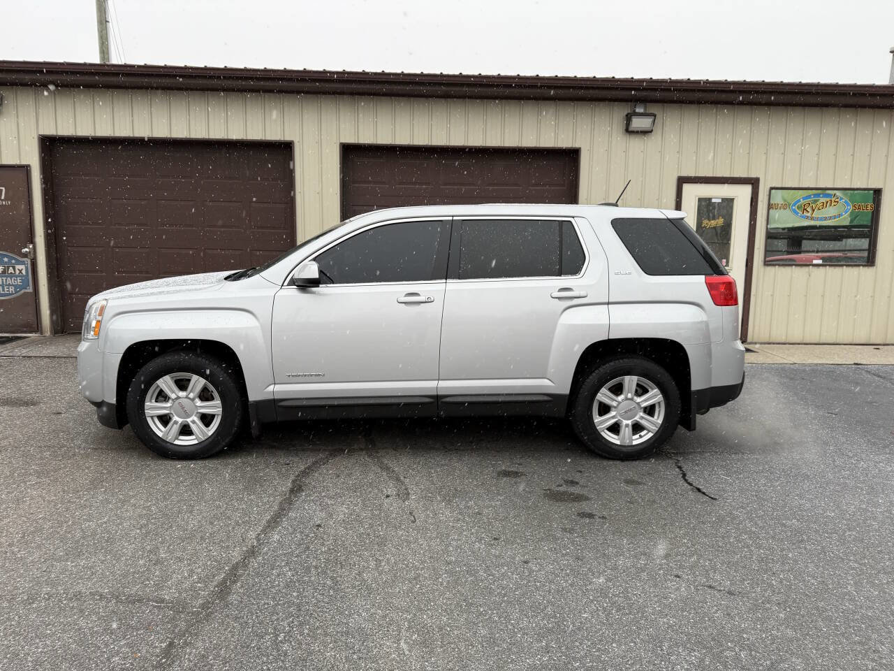 Used 2015 GMC Terrain SLE image 2