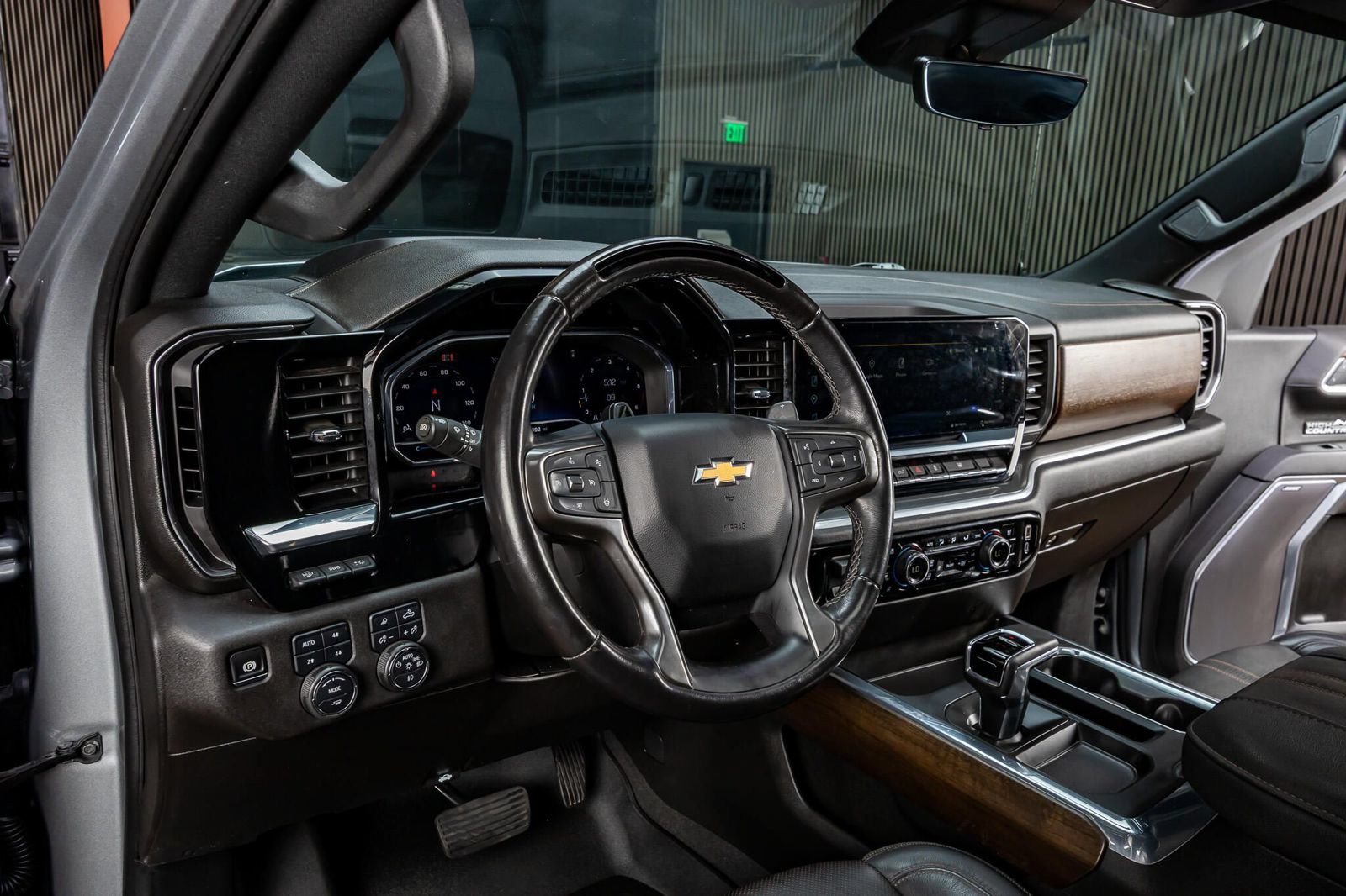 Used 2025 Chevrolet Silverado 1500 High Country AWD/4WD image 15