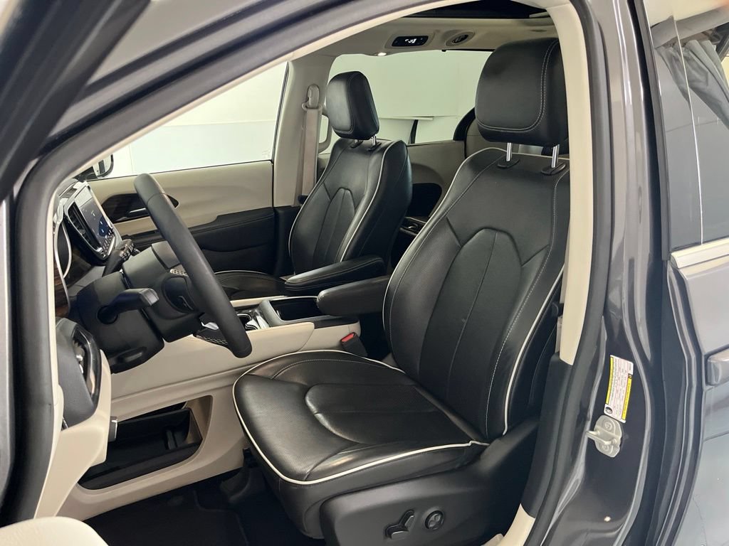 Used 2023 Chrysler Pacifica Limited FWD image 19