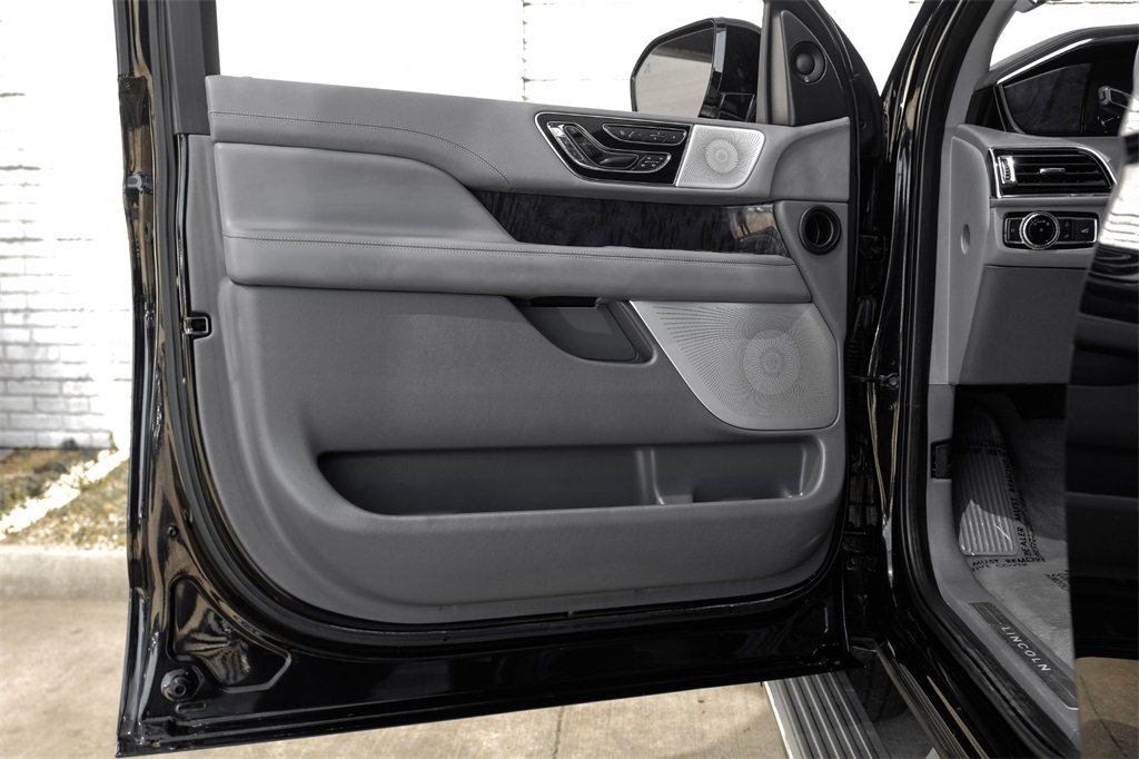 Used 2019 Lincoln Navigator Reserve image 48