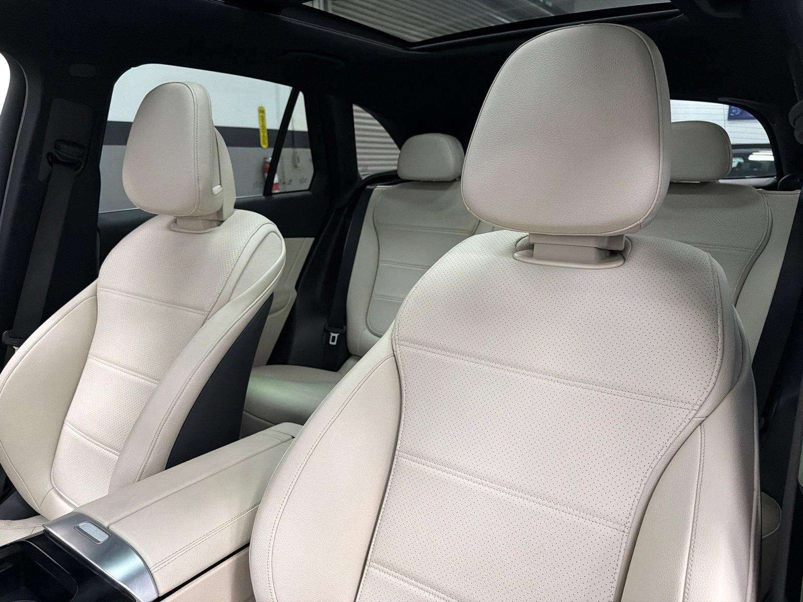 Used 2025 Mercedes-Benz GLC 350e 4MATIC image 26