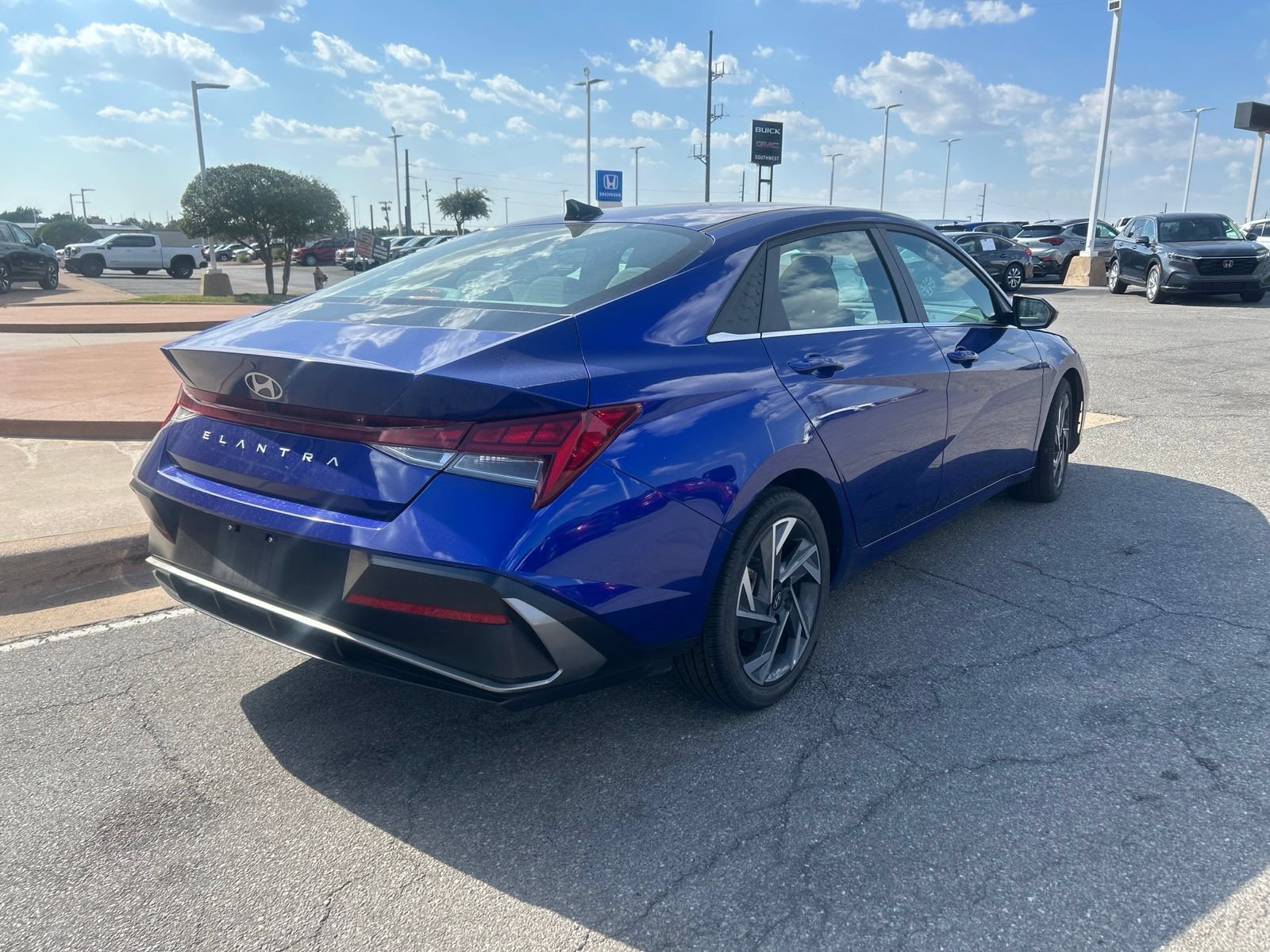 Used 2025 Hyundai Elantra SEL FWD image 5