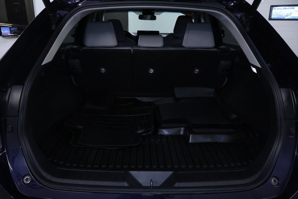 Used 2022 Toyota Venza LE AWD/4WD image 16