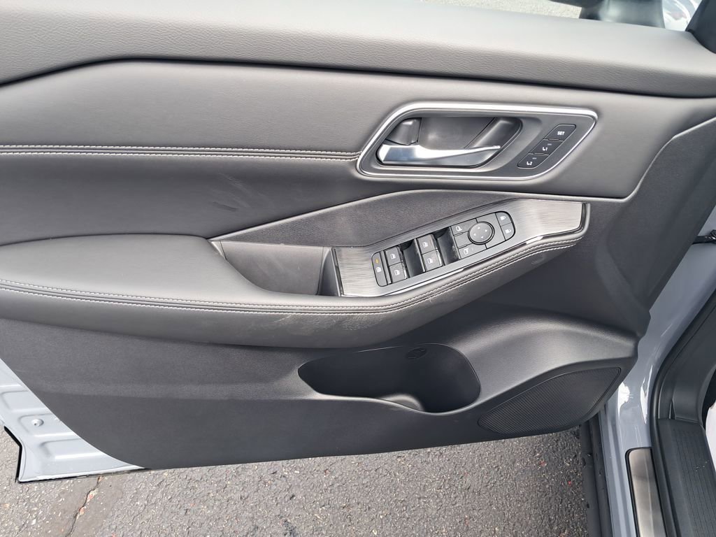 New 2026 Nissan Rogue Platinum image 11