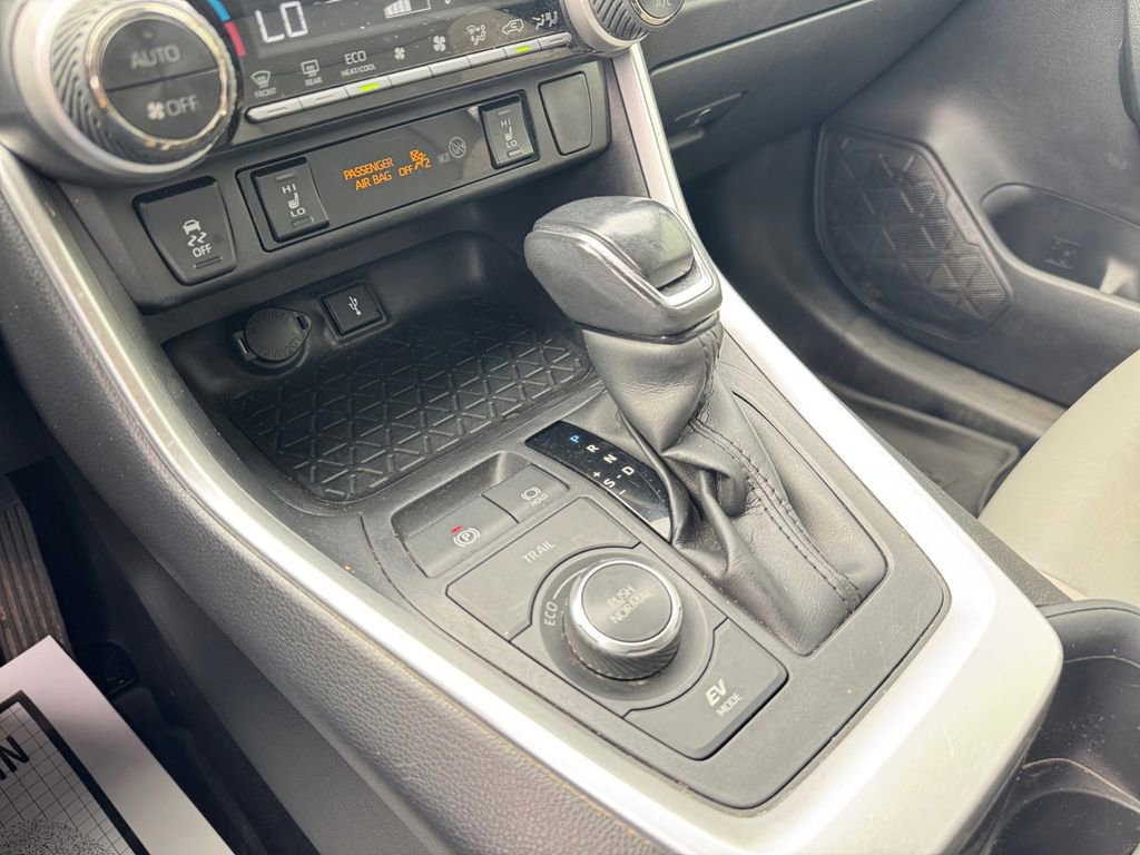 Used 2022 Toyota RAV4 XLE Premium image 38