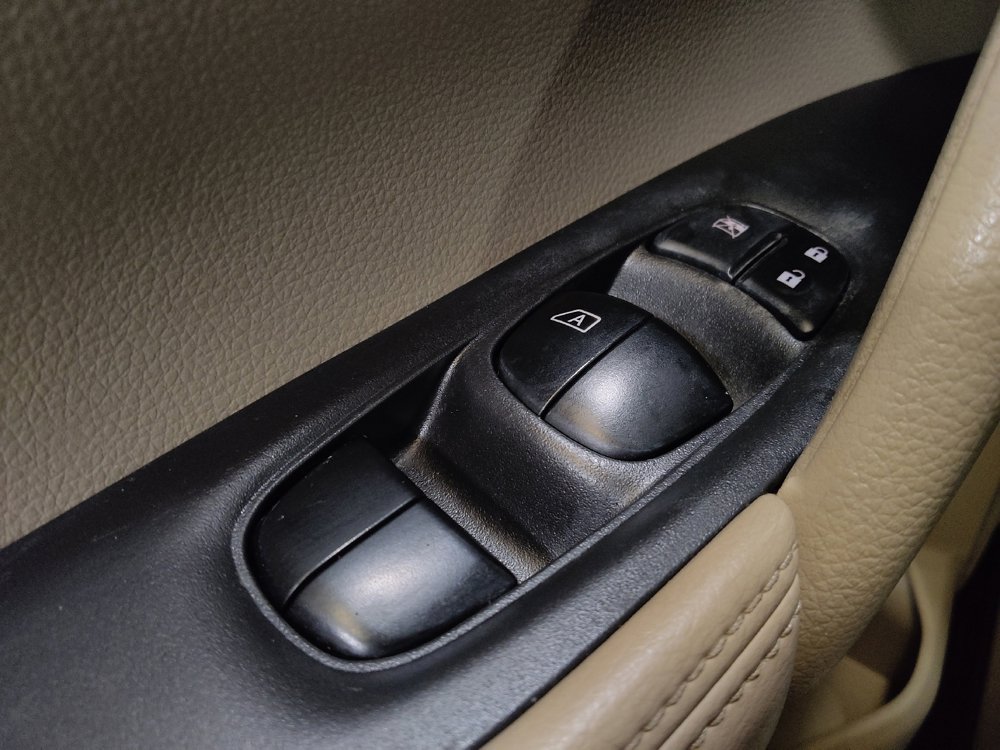 Used 2015 Nissan Rogue SV FWD image 27