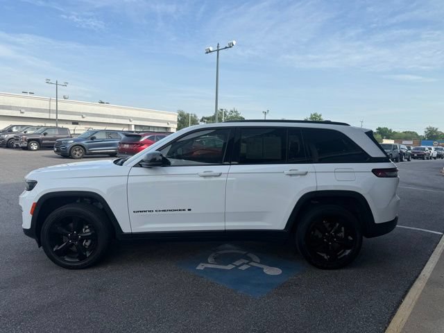 Used 2023 Jeep Grand Cherokee Altitude AWD/4WD image 24