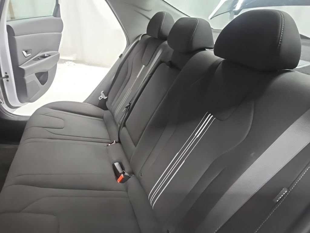 Used 2025 Hyundai Elantra SEL FWD image 18