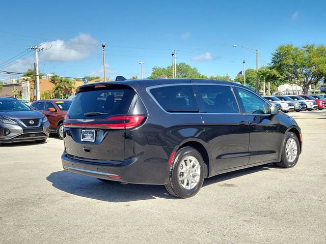 Used 2023 Chrysler Pacifica Touring-L FWD image 6