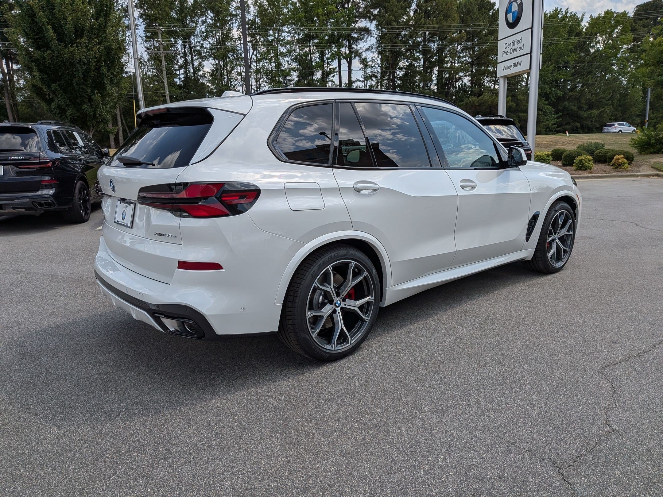 New 2026 BMW X5 xDrive50e w/ M Sport Package AWD/4WD image 3