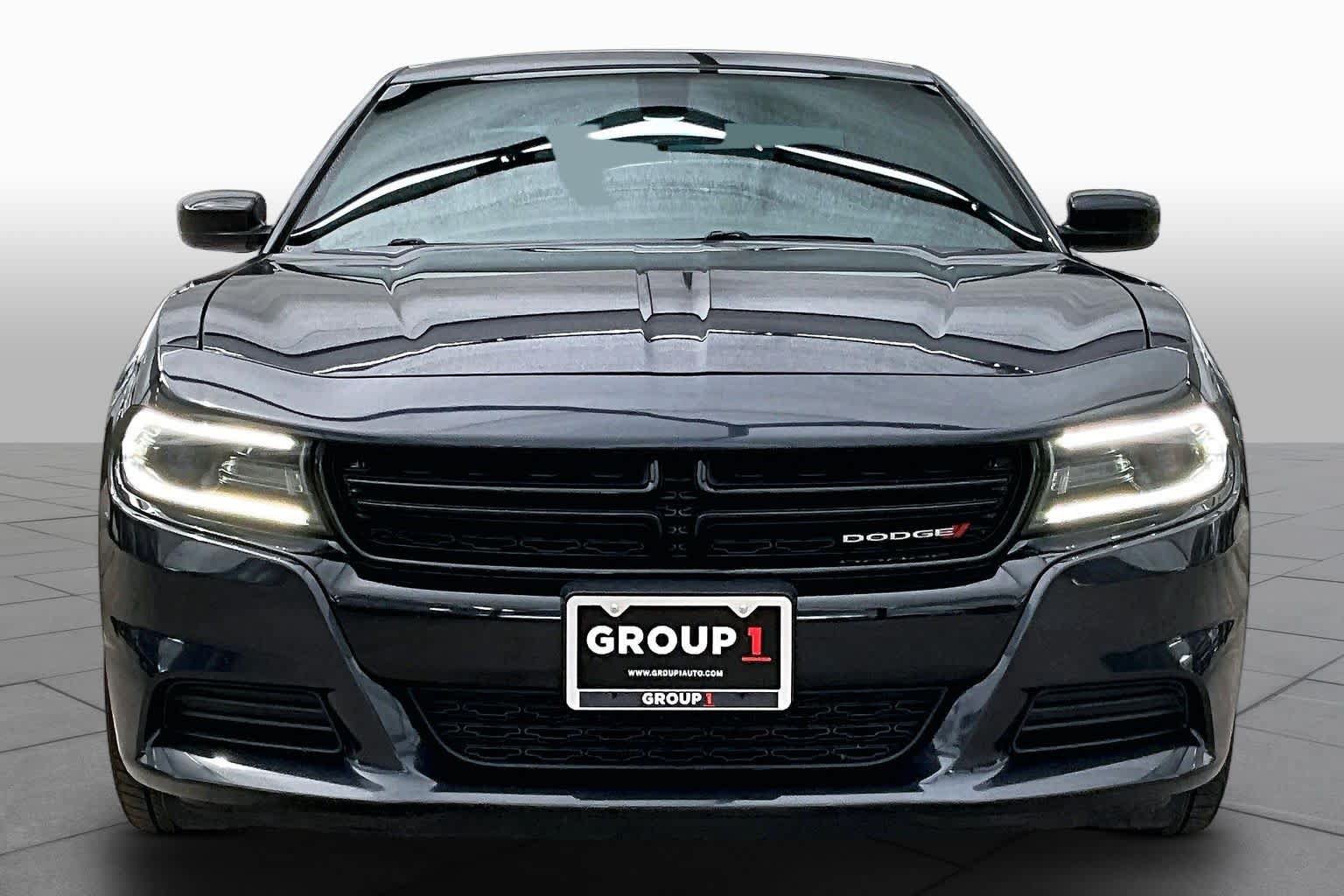 Used 2017 Dodge Charger SE w/ Blacktop Package RWD image 4