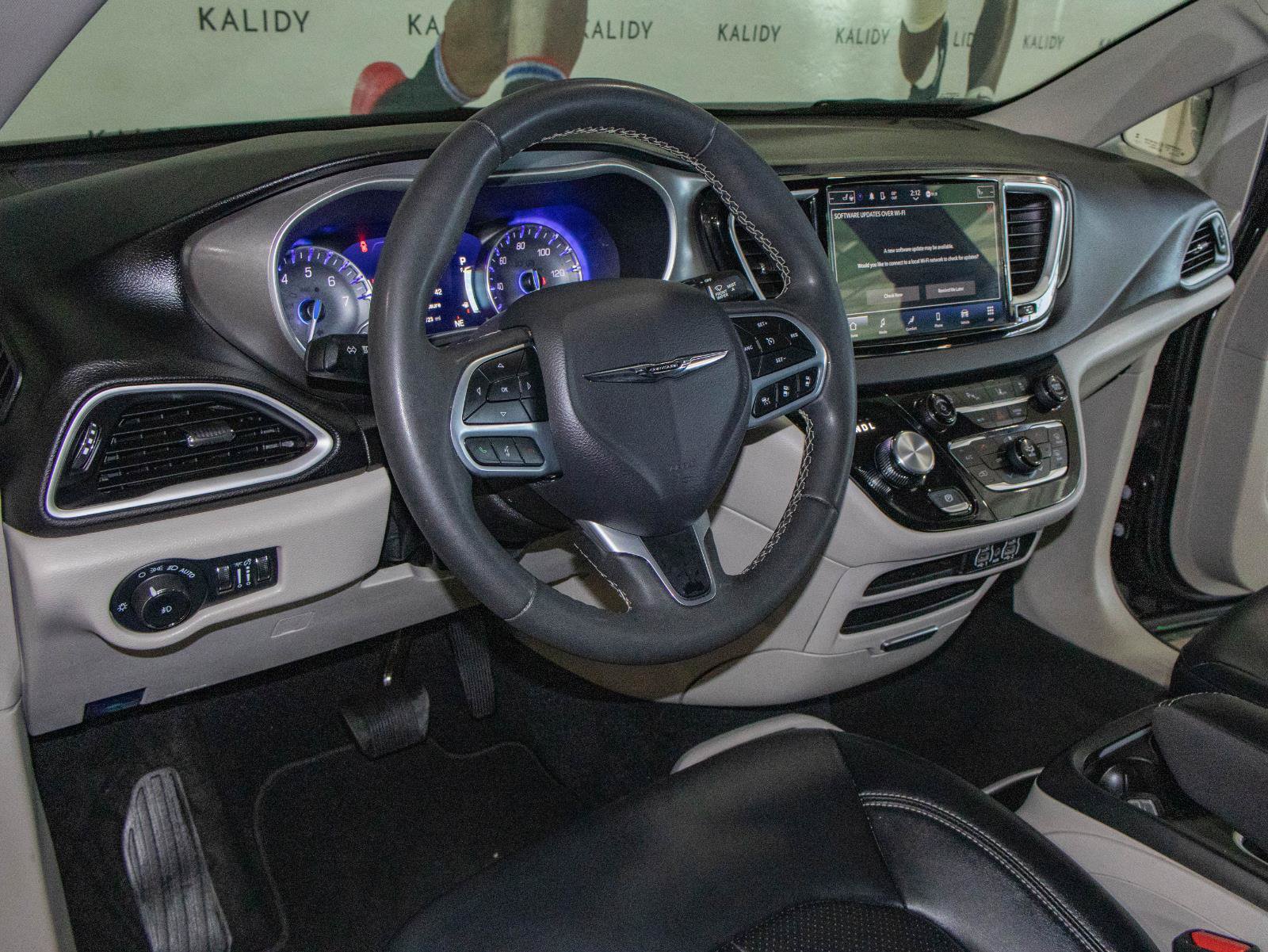Used 2024 Chrysler Pacifica Touring-L FWD image 5